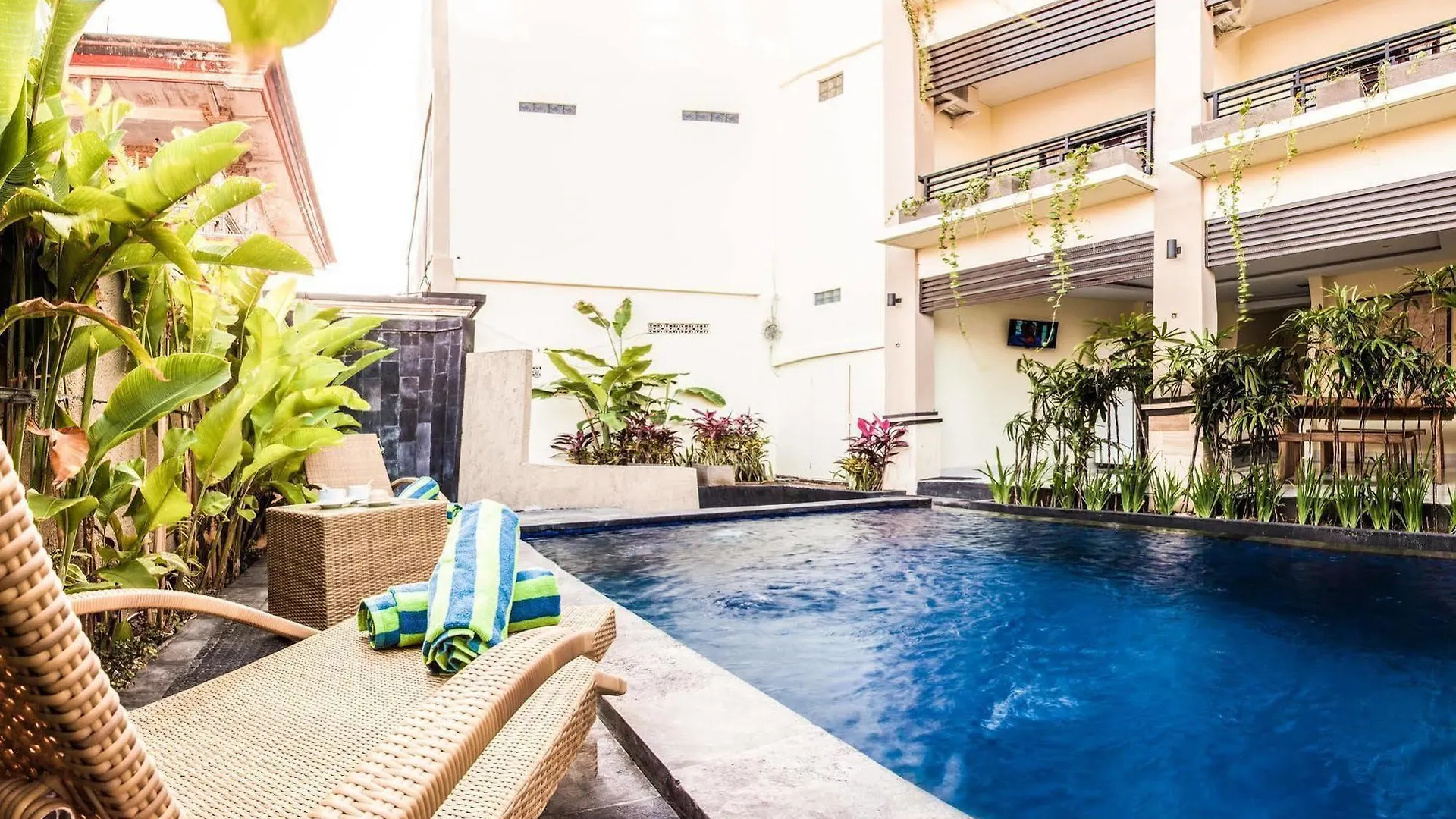 Luckys Guest House Kuta  Hotel